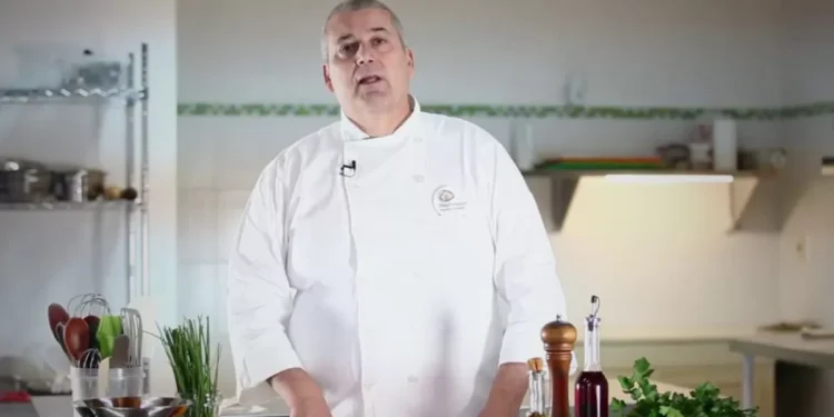 almorta, cocinero, sobre cómo corregir un plato salado: “Añadir zumo de limón o vinagre ayuda a nivelar el sabor”