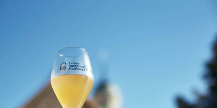 La Setmana de la Malvasia de Sitges se marida con el globo del arte