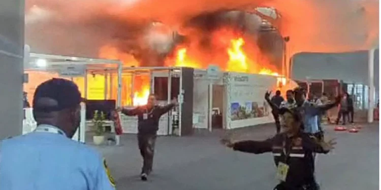 Evacuan sede de la COP30 en Brasil por incendio en unidad de sus pabellones