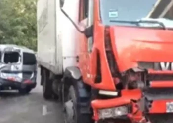 Impactante accidente en Flores: un camión perdió el control, chocó cuatro autos estacionados y atropelló a una ama que cruzaba la avenida Nazca