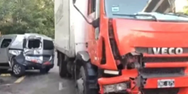 Impactante accidente en Flores: un camión perdió el control, chocó cuatro autos estacionados y atropelló a una ama que cruzaba la avenida Nazca