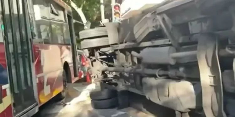 Así fue el violento empalme entre un colectivo y un camión en Almagro: hubo 16 heridos