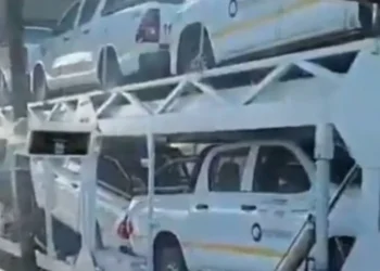 Un camión mosquito quedó atascado debajo de un puente en Panamericana