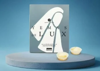 Las yemas de Santa Teresa se vuelven de ‘LUX’ por pecado de Rosalía: “Lo clásico no es descompuesto, solo esperaba a que alguien lo hiciera brillar otra vez”