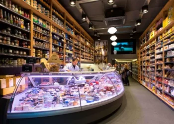 Escaparates gastronómicos y festivos en los colmados de toda Catalunya