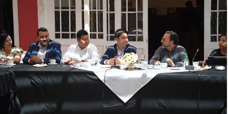 gabinete se reúne con gobernador de Arica y analizan la presencia de personas en la frontera