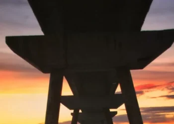 Amanecer bajo el puente del Petroli de Badalona