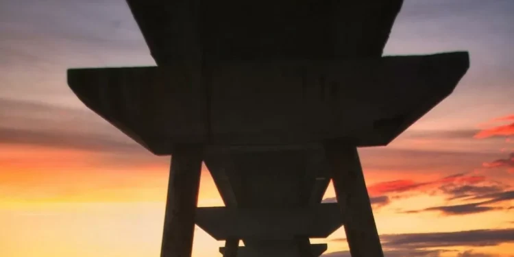 Amanecer bajo el puente del Petroli de Badalona