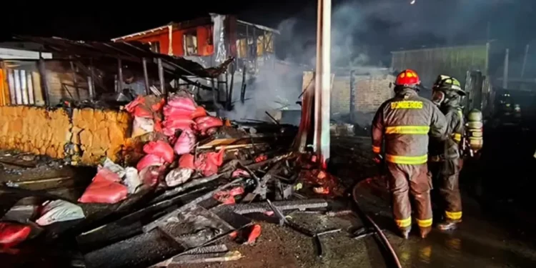 Dos personas lesionadas y dos viviendas destruidas dejó incendio estructural en Quillota