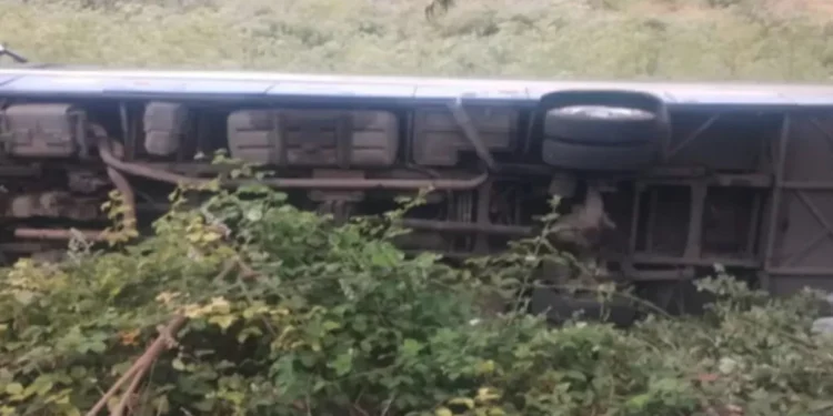 Ocho personas lesionadas dejó desnivel de tránsito con bus desbarrancado en Quintero