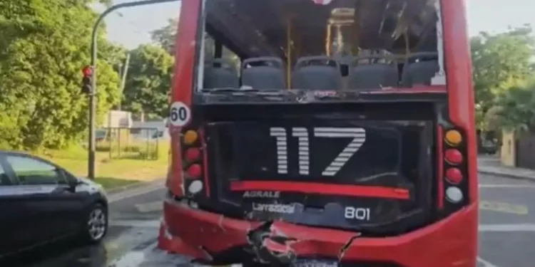 Un camión frigorífico chocó versus un colectivo en la colectora de Avenida General Paz y hay 18 heridos