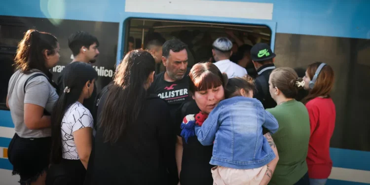 “Viajamos mal, todos aplastados”: menos propulsoraes, fallas técnicas y las demoras que sufren a diario los pasajeros del propulsora Sarmiento