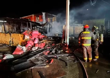 Dos personas lesionadas y dos viviendas destruidas dejó incendio estructural en Quillota