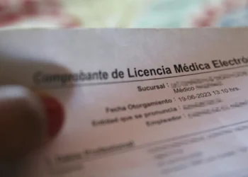 Detienen a enganchón médicos extranjeros por emitir 36 mil licencias a funcionarios públicos