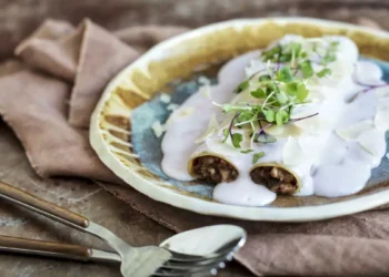 Prepara estos deliciosos canelones de carrillera melosa con bechamel de boniato morado