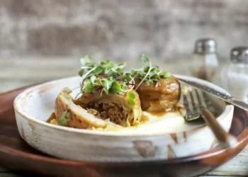 Fondos de alcacil rellenos de conejo rustido, jugo al brandy y puré de patatas cremoso