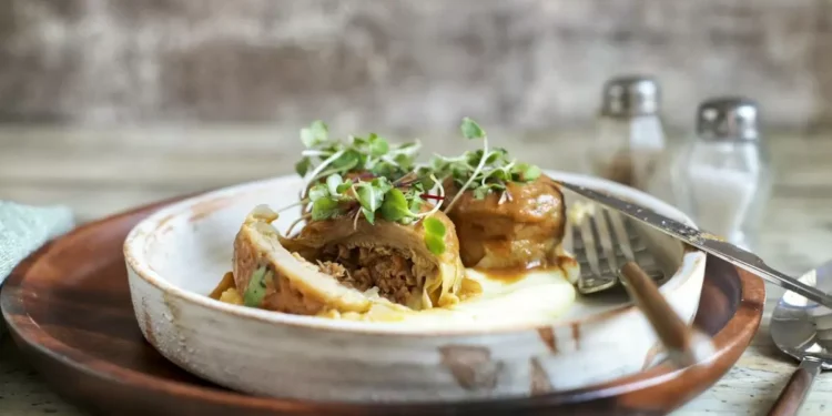 Fondos de alcacil rellenos de conejo rustido, jugo al brandy y puré de patatas cremoso