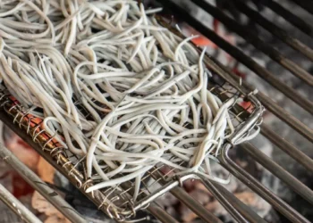 “Si mañana nos dicen que hay que interrumpir diez o veinte años, paramos”: la bifurcación de los cocineros frente a la escasísima angula