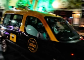 Además de colectivos, buscan sumar taxis y remises híbridos y eléctricos al mudanza público de la Ciudad