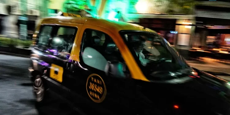 Además de colectivos, buscan sumar taxis y remises híbridos y eléctricos al mudanza público de la Ciudad