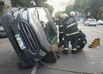 Chocó contra un automóvil estacionado y volcó en Villa Luro: la conductora tenía 2,24 de alcohol en sangre