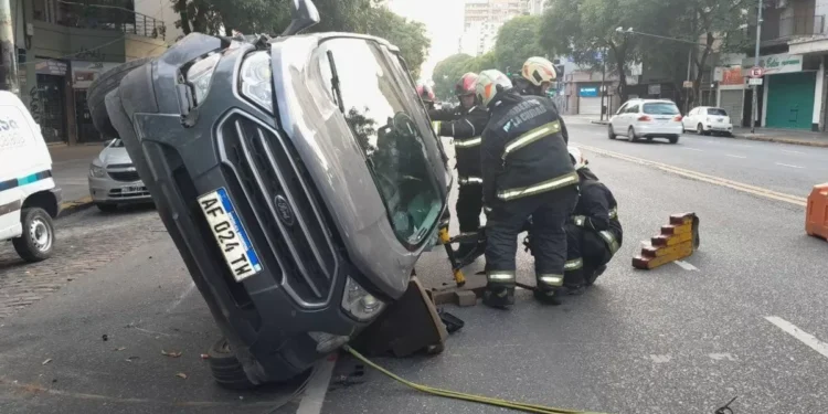 Chocó contra un automóvil estacionado y volcó en Villa Luro: la conductora tenía 2,24 de alcohol en sangre