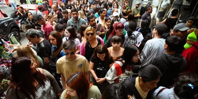 El efecto Shein también se siente en la avenida Avellaneda: menos ventas y preocupación por locales que tienen que sujetar