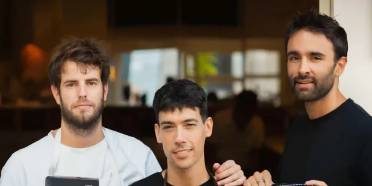 “Trabajamos en el bar 16 horas diarias y, sin embargo sean muchas, es la gran suerte de nuestra vida”: de amigos de la niñez a fundar el bar que triunfa con su tortilla en Barcelona