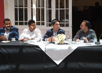 Gobierno se reúne con gobernador de Arica y analizan la presencia de personas en la periferia