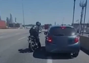 acontecimiento extremo en la autopista a La Plata: piñas y patadas entre un motoquero y un automovilista