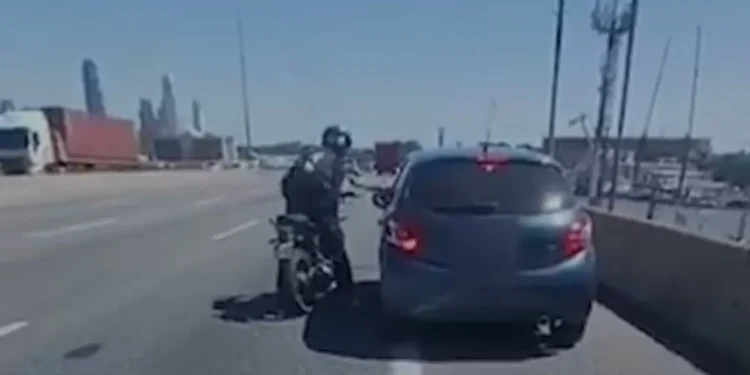 acontecimiento extremo en la autopista a La Plata: piñas y patadas entre un motoquero y un automovilista