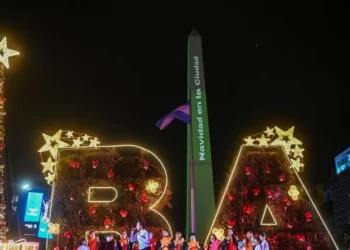 El espíritu navideño llegó a la Ciudad: encendieron el árbol del pilar