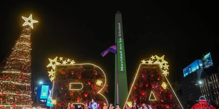 El espíritu navideño llegó a la Ciudad: encendieron el árbol del pilar