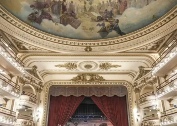 La fábrica de carruajes que exterior se convirtió en cine y hace 25 años es la librería “más linda del mundo”