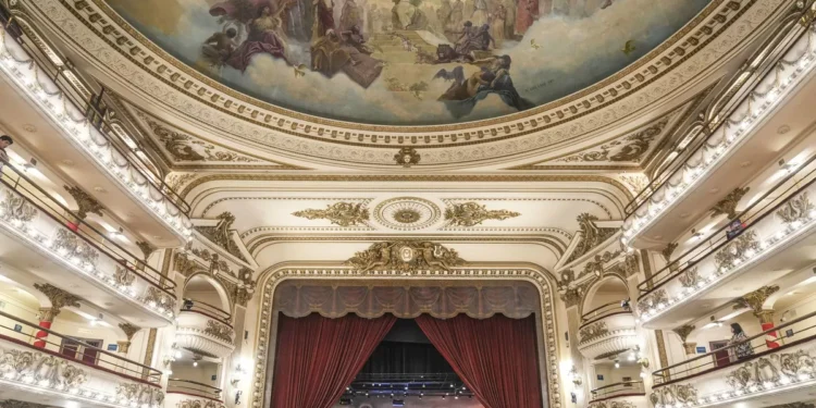 La fábrica de carruajes que exterior se convirtió en cine y hace 25 años es la librería “más linda del mundo”