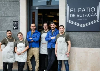 El galardonado aparador de pueblo que es pura identidad asturiana en cada cóctel