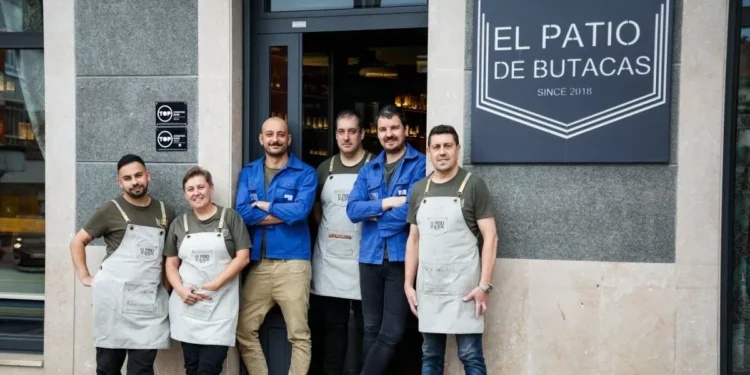 El galardonado aparador de pueblo que es pura identidad asturiana en cada cóctel