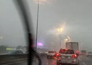 Sorpresivo tormenta en el GBA y la Ciudad antes de Nochebuena: granizo, autos arrastrados por el agua y un shopping inundado