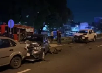 Tragedia en la General Paz: un auto remolcaba a otro, un conductor se bajó a ayudar y murió ensordecido en un múltiple choque