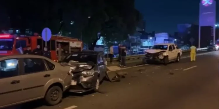 Tragedia en la General Paz: un auto remolcaba a otro, un conductor se bajó a ayudar y murió ensordecido en un múltiple choque
