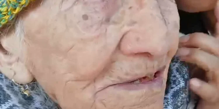 ¡Sin corazón! Mujer de 103 años es desalojada de su casa por su acreditado hijo en Puebla