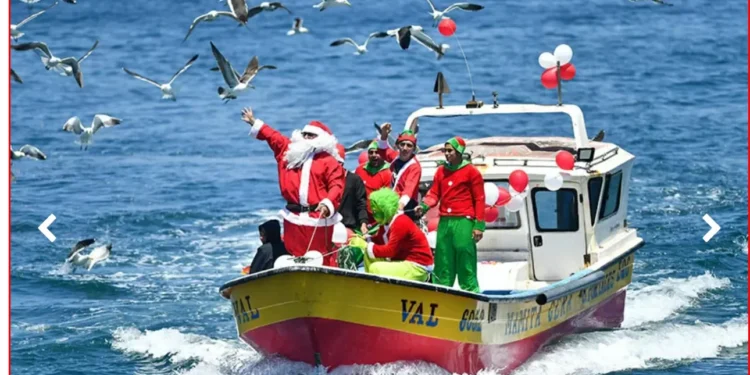 Viejito Pascuero llegó en lancha a Caleta Portales de Valparaíso