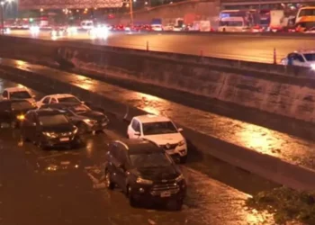 Autos inundados en la Panamericana: qué cubren los seguros y cómo realizar los reclamos