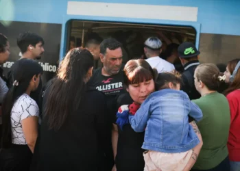 “Viajamos afección, todos aplastados”: menos trenes, fallas técnicas y las demoras que sufren a diario los pasajeros del tren Sarmiento