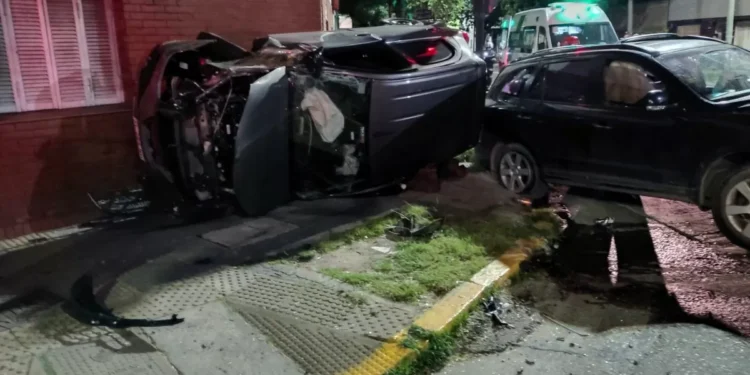 Se iban de vacaciones y los atropelló un auto que cruzó en arrebol: una mujer y nene de 5 años están graves