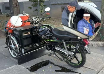Triciclo de pan y café choca contra motociclistas en la Cuauhtémoc