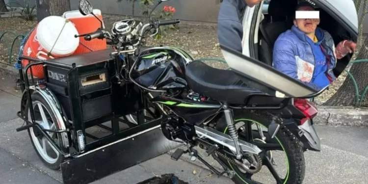 Triciclo de pan y café choca contra motociclistas en la Cuauhtémoc