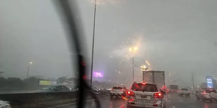 Sorpresivo calabobos en el GBA y la Ciudad antes de Nochebuena: granizo, autos arrastrados por el agua y un shopping inundado