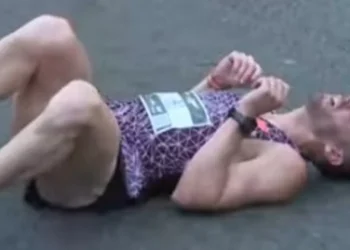 Susto en una maratón en plena intranquilidad naranja: el ganador sufrió un golpe de calor al llegar a la meta