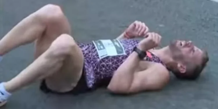 Susto en una maratón en plena intranquilidad naranja: el ganador sufrió un golpe de calor al llegar a la meta